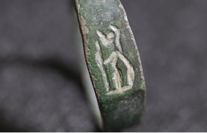 Kết quả thăm dò, phân tích khảo cổ học chuyên sâu cho thấy, đó là một chiếc nhẫn cổ ước tính có niên đại khoảng 1.800 năm tuổi. Ảnh: @Cơ quan Cổ vật Israel.