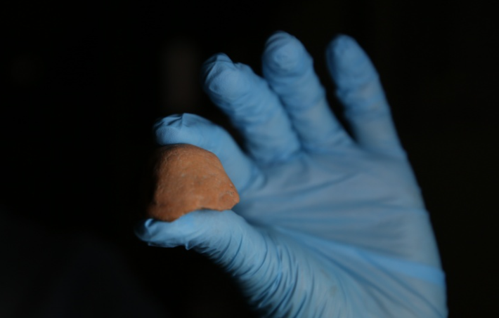 Chiếc bình nhỏ này ước tính có niên đại khoảng 2.300 năm. Ảnh: @Đại học Çanakkale.