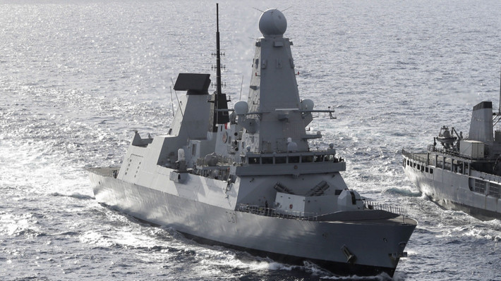 Trong một phiên điều trần của Ủy ban Quốc phòng Anh năm 2021, các chuyên gia đã chỉ ra rằng Hải quân Hoàng gia gần như không có năng lực phòng thủ tên lửa đạn đạo trên biển. Tiến sĩ Sidharth Kaushal, nhà nghiên cứu tại Viện Nghiên cứu Dịch vụ Thống nhất Hoàng gia (RUSI), nhấn mạnh rằng các tàu Type 45 “thiếu hoàn toàn khả năng đối phó với tên lửa đạn đạo chống hạm”.