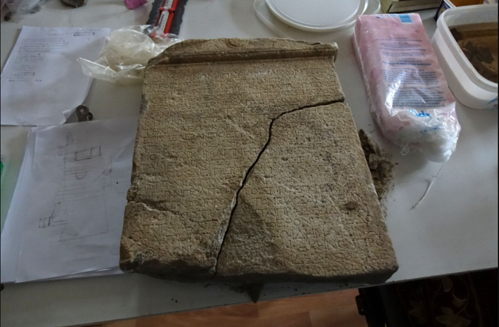 Đó là một văn bản khắc gồm 22 dòng sắc lệnh, ước tính có niên đại khoảng 2.200 năm tuổi. Ảnh: @Đại học Ege.