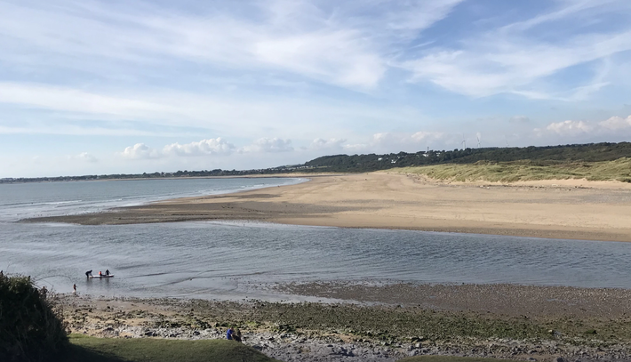 Trong khi thực hiện dự án phục hồi các vũng đá ven biển tại Ogmore-By-Sea thuộc thung lũng Glamorgan (Nam Xứ Wales), các thành viên thuộc nhóm phi lợi nhuận Beach Academy bất ngờ tìm thấy hàng loạt vật thể lạ. Ảnh: @Beach Academy.