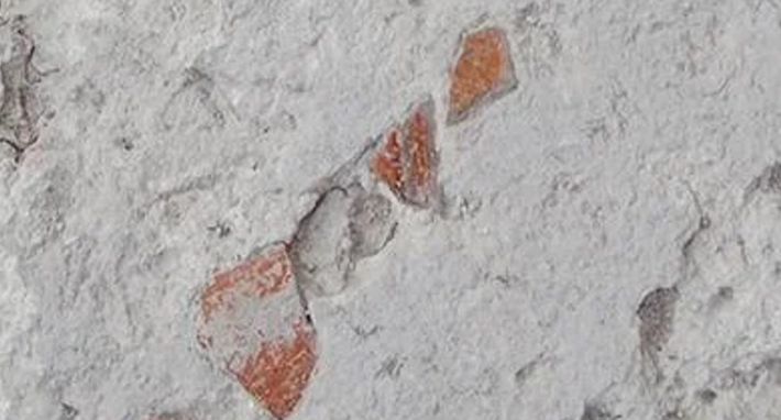 Nhiều mảnh vỡ làm từ các đồ gia dụng đã qua sử dụng, bao gồm các loại đồ gốm cổ. Ảnh: @Trung tâm Nghiên cứu Khoa học Quốc gia Pháp.