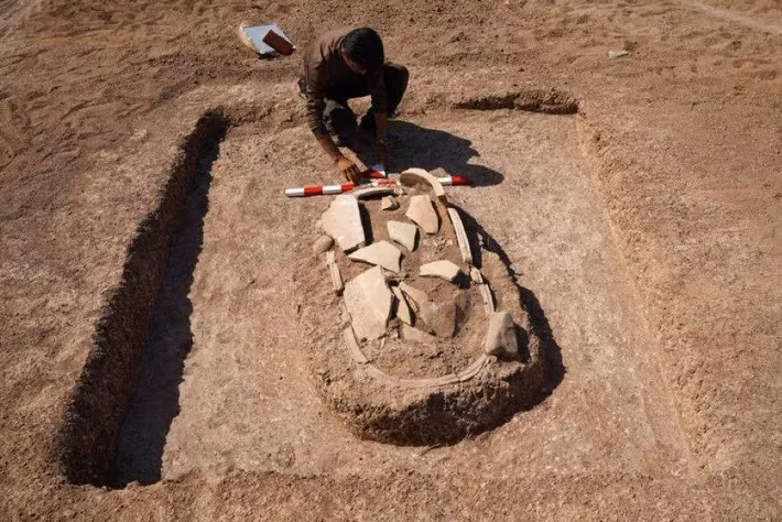 Chúng đều được sắp xếp theo cùng một hướng, và nghĩa trang cổ này có một bố cục rõ ràng, với khu vực phía trên dành cho người lớn và khu vực phía dưới dành cho trẻ em. Ảnh: @Agence France-Presse.