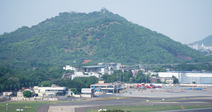 Trong quá trình khai quật tại khu vực Pallavaram thuộc Chennai (Madras), thủ phủ của bang Tamil Nadu ở tây nam Ấn Độ, các chuyên gia đến từ Cục Khảo cổ học Ấn Độ bất ngờ tìm thấy một vật thể lạ. Ảnh: @Cục Khảo cổ học Ấn Độ.