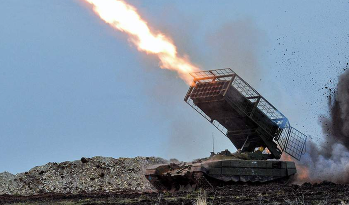 Trên chiến trường, hệ thống TOS-1A Solntsepek đã được sử dụng rộng rãi để chống lại các chiến hào, boongke kiên cố, trạm điều khiển UAV đối phương và các đội hình quân tập trung. Ảnh: @Известия.