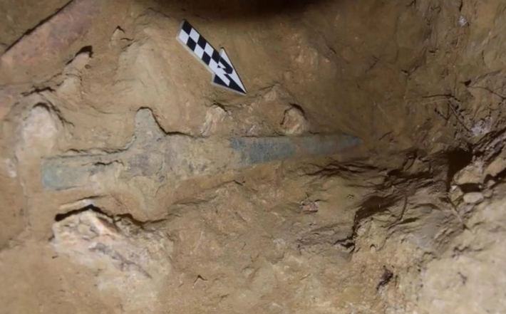 Ngoài ra, trong mộ, các chuyên gia còn tìm thấy nhiều bình hoa, nhiều đá niêm phong và nhiều loại hạt cổ như hạt thủy tinh, hạt cornelian và một bức tượng ngựa bằng đất sét. Ảnh: @Bộ Văn hóa Hy Lạp.