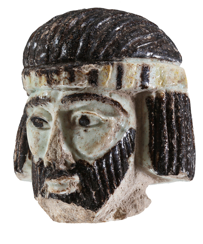 Bức tượng mô tả một người đàn ông có râu, tóc đen dài và đội băng đô màu vàng ngà đen. Ông ta có đôi mắt đen hình quả hạnh và vẻ mặt nghiêm nghị. Ảnh: @Đại học Ben-Gurion.