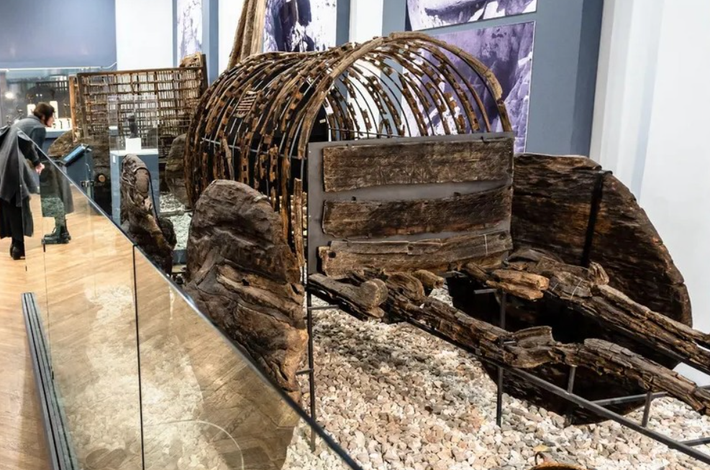 Khi nhắc đến xe ngựa hoặc xe kéo có mái che, người ta thường liên tưởng đến những truyền thuyết về miền Viễn Tây nước Mỹ. Ảnh: @Bảo tàng Lịch sử Armenia.