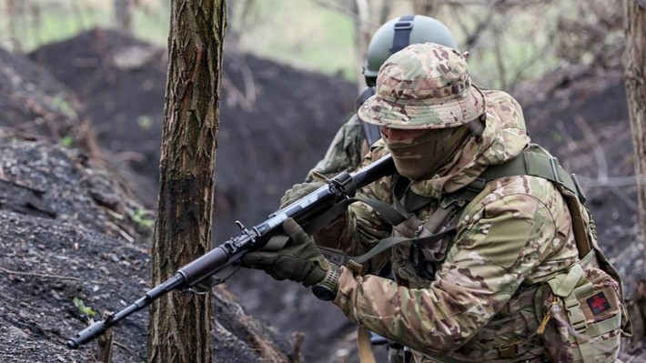 Theo nhóm phân tích nguồn mở DeepState của Ukraine cho biết, khoảng vài trăm lính Nga đã xâm nhập thành phố, chia thành các nhóm nhỏ tiến hành trinh sát và phá hoại. Tổng thống Volodymyr Zelensky thừa nhận con số này “có thể chỉ là phần nổi của tảng băng”, đồng thời khẳng định Kiev đang điều động quân tăng viện để cố giữ vững tuyến phòng thủ.