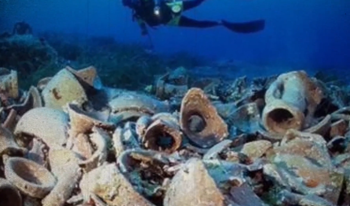 Hơn 15.000 mảnh gốm đã được thu hồi, bao gồm chum, nồi, cối xay và các công cụ bằng đá obsidian. Ảnh: @Peter Throckmorton.