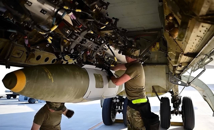 Bên cạnh đó, JDAM‑ER cho phép Ukraine biến những quả bom rơi tự do thành vũ khí dẫn đường chính xác. Sự khác biệt giữa hai phía nằm ở cách triển khai: Nga thường thả ồ ạt để càn quét diện rộng, còn Ukraine dùng rất tiết chế nhưng lại cực kỳ chuẩn xác, tập trung vào các mục tiêu có giá trị chiến lược cao như sở chỉ huy, kho, cầu...