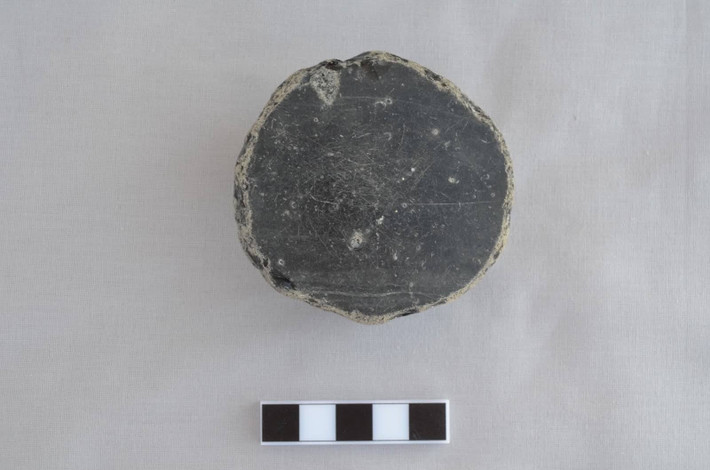 Vật thể này có niên đại cực kỳ lâu đời tới 8.500 năm tuổi, thuộc Thời Kỳ Đồ Đá Mới. Ảnh: @Nhóm khai quật khảo cổ Canhasan.