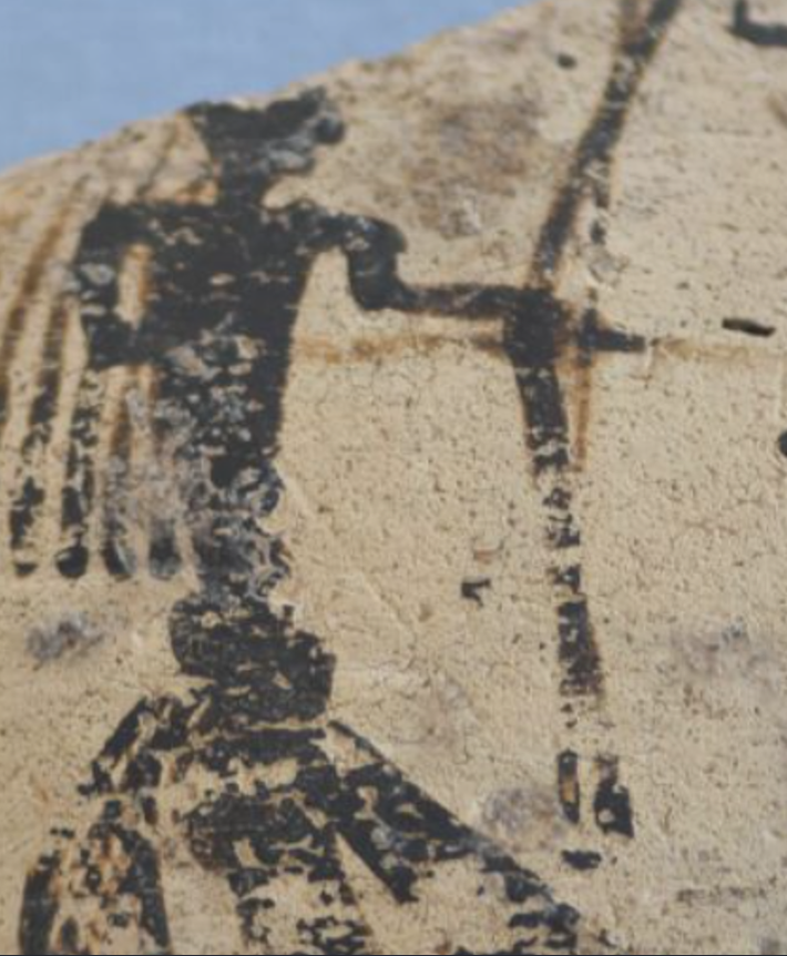 Chi tiết cung thủ được vẽ trên nền gốm trắng, mực đen và nâu. Ảnh: @Đại học Hacettepe.