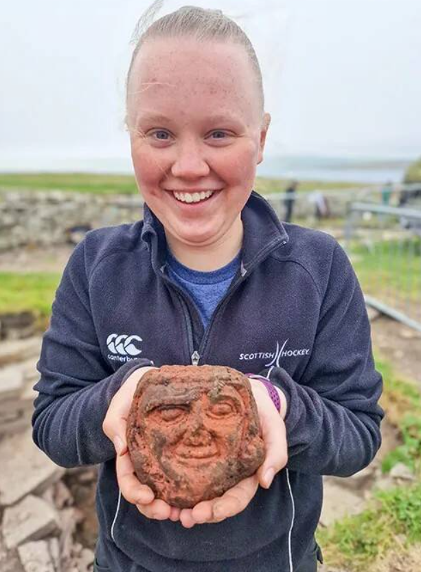 Theo đó, một sinh viên khảo cổ học tên là Katie Joss thuộc trường Đại học Cao nguyên và Quần đảo Orkney đang khai quật trên đảo Rousay thuộc quần đảo Orkney của Scotland thì bất ngờ tìm thấy một vật thể lạ. Ảnh: @Katie Joss.