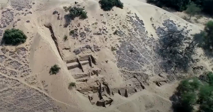 Nằm giữa các bức tường là hài cốt của ba người lớn. Ảnh: @Bộ Văn hóa Peru.