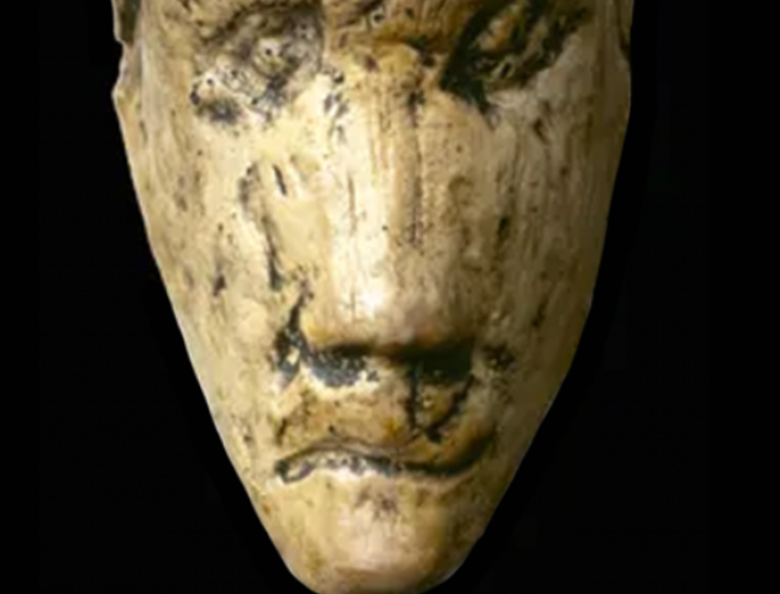 Không giống như các hiện vật khác tại địa điểm này, chẳng hạn như tượng thần Vệ Nữ Věstonice, vốn thiếu các đặc điểm khuôn mặt, tượng khuôn mặt này dường như được cá nhân hóa đầy đủ, khiến nó trở thành hình ảnh mô tả một người cụ thể sớm nhất được biết đến. Ảnh: @Viện Nghiên cứu Khảo cổ Cộng hòa Séc.