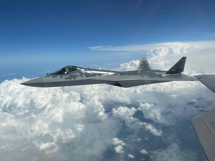 Về mặt công nghiệp, Ấn Độ dự kiến mô hình giống Su‑30MKI: nhận máy bay nguyên chiếc từ Nga, sau đó sản xuất theo giấy phép tại Nashik, tăng dần tỷ lệ nội địa hóa. Tập đoàn quốc phòng hàng đầu của Ấn Độ và các nhà cung cấp khu vực tư nhân có thể tiếp thu kỹ thuật tích hợp khoang vũ khí, quản lý chữ ký và chế tạo các cấu trúc khó quan sát.