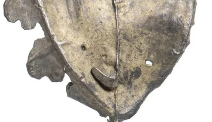 Ước tính, vật thể hình trái tim này có niên đại khoảng 6.000 năm tuổi. Ảnh: @Bảo tàng London.