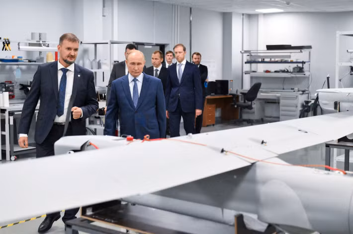 Để chống lại các mối đe dọa chiến tranh điện tử, hệ thống sử dụng các mô-đun dẫn đường GLONASS dựa trên ăng-ten CRPA, giúp bảo vệ tín hiệu vệ tinh khỏi bị gây nhiễu và nhiễu sóng. Ảnh: @Defense News.