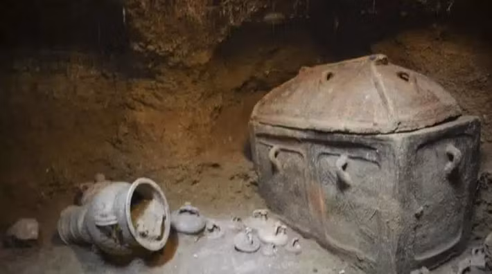 Chiếc quan tài bằng đất sét chạm nổi này được trang trí bằng các họa tiết trừu tượng. Ảnh: @Bộ Văn hóa Hy Lạp.