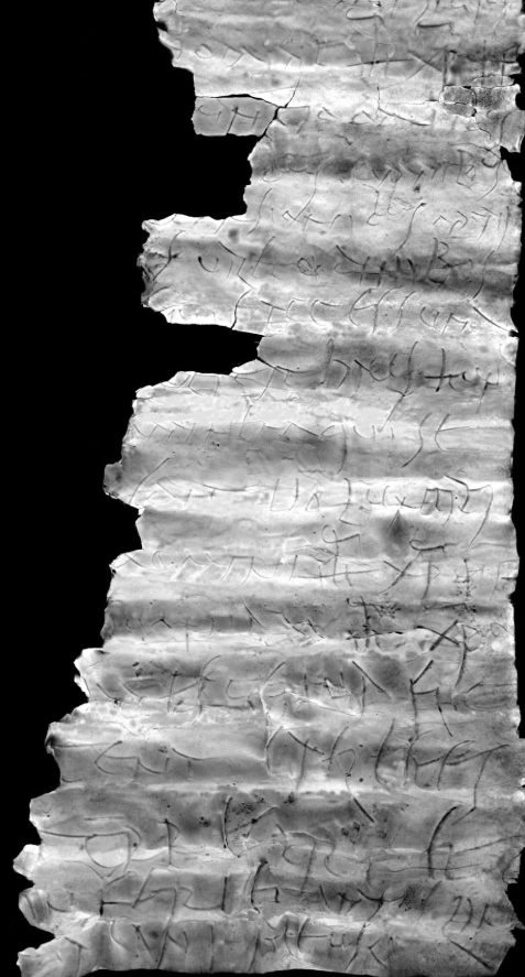 Bên trong cuộn bùa hộ mệnh có chứa vài dòng chữ khắc kỳ lạ. Ảnh: @Bảo tàng thành phố Frankfurt.