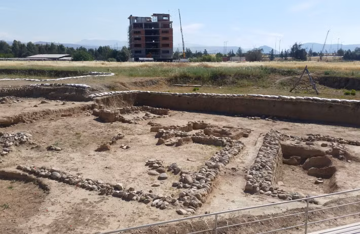 Trong một cuộc khai quật khảo cổ tại gò Yeşilova thuộc tỉnh Burdur, Thổ Nhĩ Kỳ, các chuyên gia đến từ Bảo Tàng Cổ Vật Thổ Nhĩ Kỳ bất ngờ tìm thấy vật thể lạ. Ảnh: @Bảo Tàng Cổ Vật Thổ Nhĩ Kỳ.