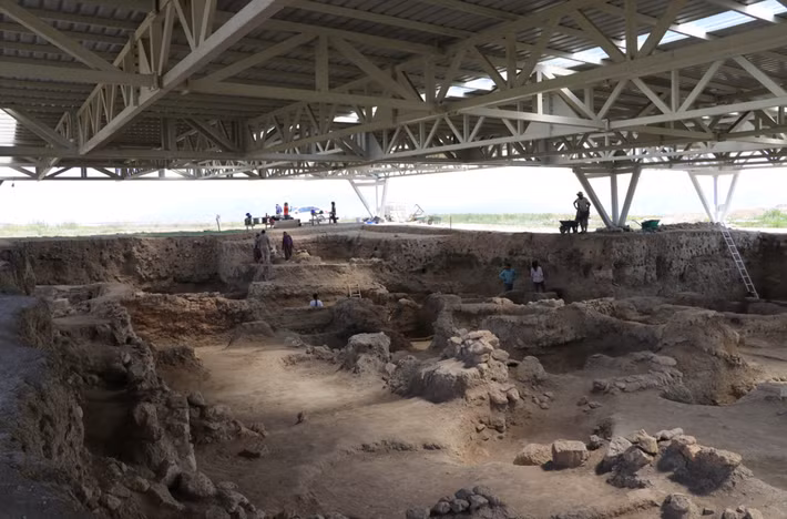 Trong một cuộc khai quật khảo cổ tại gò Beycesultan ở quận Çivril thuộc Denizli, Thổ Nhĩ Kỳ, các chuyên gia đến từ trường Đại học Ege bất ngờ tìm thấy hàng loạt vật thể lạ. Ảnh: @Đại học Ege.