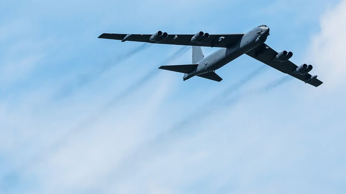 B-52 Stratofortress là máy bay ném bom hạng nặng đa nhiệm, có khả năng mang hơn 30 tấn vũ khí, bao gồm cả bom dẫn đường chính xác, tên lửa hành trình và mìn hải quân. Ngoài nhiệm vụ tấn công, B-52 còn có thể đảm nhiệm trinh sát, huấn luyện và hỗ trợ tác chiến chung với lực lượng hải quân hoặc không quân đồng minh.