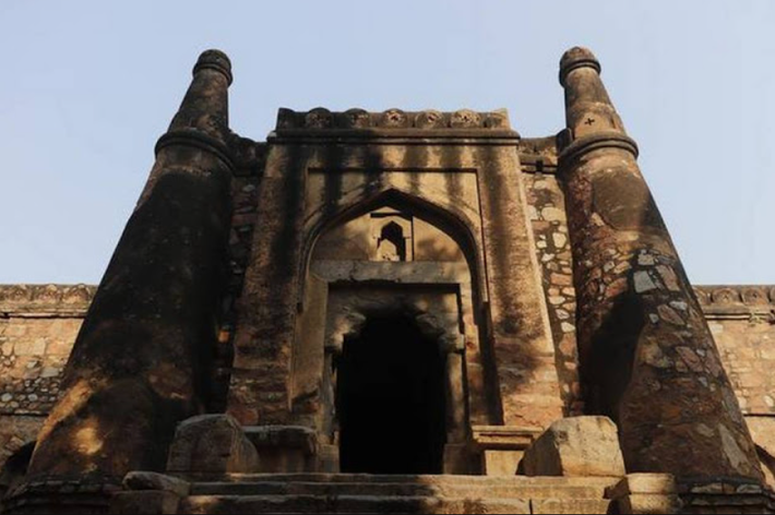 Gần đây, khi tiến hành khai quật tại Nhà thờ Hồi giáo Khirki ở Nam Delhi, Ấn Độ này, các chuyên gia đến từ Cục Khảo cổ học Ấn Độ bất ngờ tìm thấy rất nhiều vật thể lạ. Ảnh: @Cục Khảo cổ học Ấn Độ.