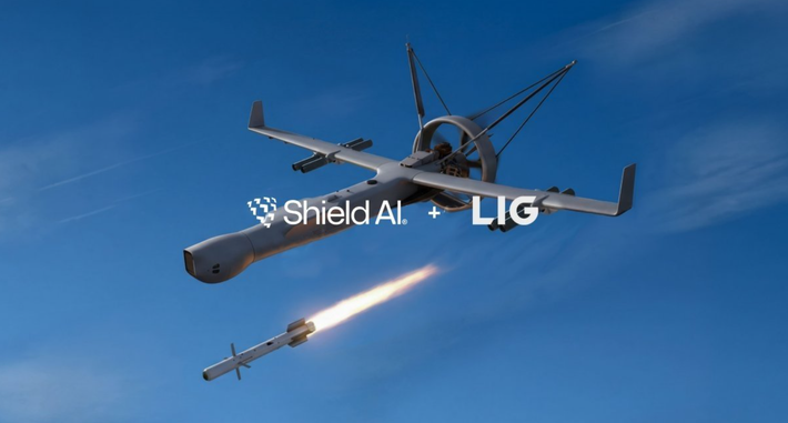 Theo đó, công ty Shield AI của Mỹ đã thông báo ký kết hợp đồng với công ty LIG Nex1 của Hàn Quốc tại triển lãm UMEX 2026. Hợp đồng này bao gồm việc trang bị cho máy bay không người lái trinh sát V-BAT các tên lửa dẫn đường mới để tấn công các mục tiêu trên mặt đất. Ảnh: @Shield AI.