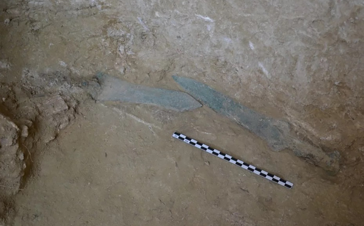 Đáng chú ý, trong một ngôi mộ cổ này, các nhà khảo cổ học Hy Lạp đã tìm thấy ba thanh kiếm bằng đồng. Ảnh: @Bộ Văn hóa Hy Lạp.