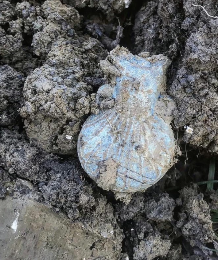 Một vật nhỏ bé nhưng chất chứa đầy ý nghĩa và lịch sử, như kể lại cuộc đấu tranh, niềm tin, hy vọng và nỗi sợ hãi của những người đã đeo nó trên ngực, như một phần cơ thể, như một lá bùa hộ mệnh. Ảnh: @Sam Spiers.