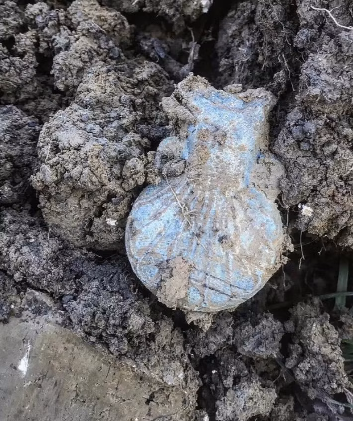 Một vật nhỏ bé nhưng chất chứa đầy ý nghĩa và lịch sử, như kể lại cuộc đấu tranh, niềm tin, hy vọng và nỗi sợ hãi của những người đã đeo nó trên ngực, như một phần cơ thể, như một lá bùa hộ mệnh. Ảnh: @Sam Spiers.