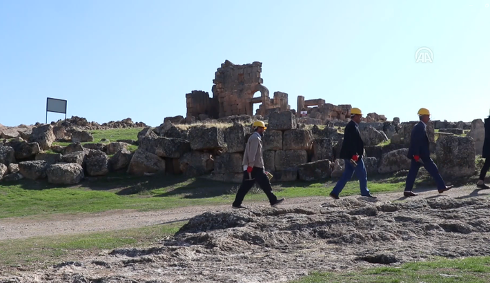 Lâu đài Zerzevan gần quận Çınar của Diyarbakır, Thổ Nhĩ Kỳ gây ấn tượng với tàn tích là những bức tường cao 12-15 mét và dài 1.200 mét. Ảnh: @Bộ Văn hóa và Du lịch Thổ Nhĩ Kỳ.