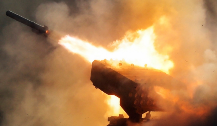 Tên lửa của nó có thể bao phủ một khu vực có diện tích tới 40.000 mét vuông trong vài giây, giúp lực lượng tấn công của Nga có khả năng áp đảo các vị trí kiên cố, hoặc phá vỡ các nút phòng thủ quan trọng của Ukraine chỉ bằng một đòn tấn công liên tục. Ảnh: @militarnyi.