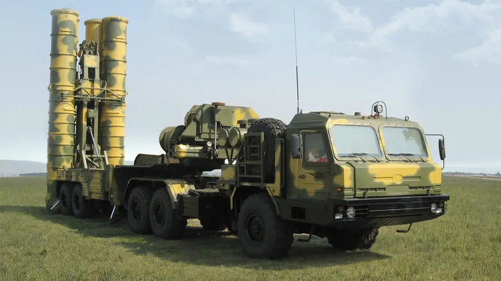 Năm 2018, Ấn Độ ký hợp đồng 5,4 tỷ USD mua 5 tổ hợp S-400 cấp trung đoàn, hiện triển khai dọc các hướng chiến lược giáp Pakistan và Trung Quốc. Đây được xem là “xương sống” của mạng lưới phòng không nhiều tầng, phối hợp cùng các hệ thống Akash và Spyder tạo thành lá chắn đa lớp.