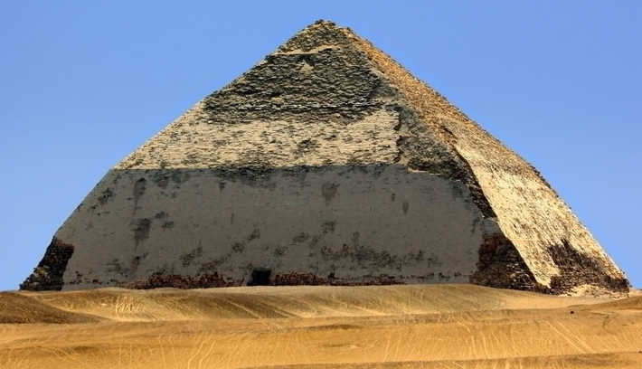 Khi tiến hành khai quật tại nghĩa trang này, các chuyên gia đến từ Hội Đồng Cổ Vật Tối Cao Ai Cập bất ngờ tìm thấy một kim tự tháp kỳ lạ. Bên trong kim tự tháp này, nhóm khảo cổ tìm thấy một quan tài chôn cất cổ xưa. Ảnh: @Hội Đồng Cổ Vật Tối Cao Ai Cập.