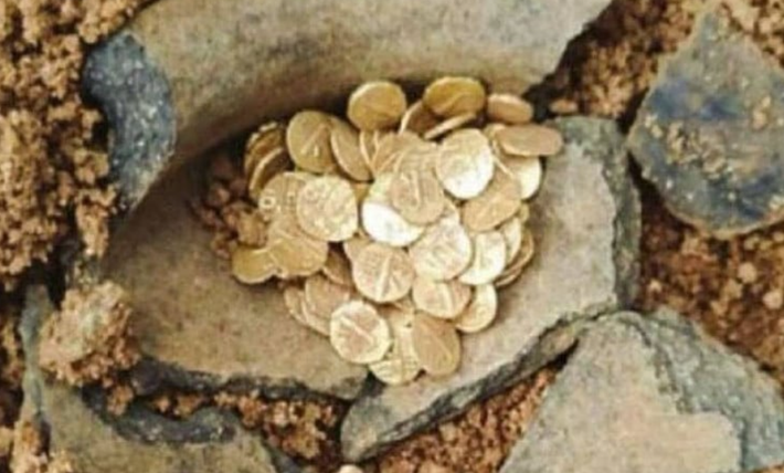Khi đào bới bên dưới sàn đền, các chuyên gia tình cờ tìm thấy một hũ đất đã bị niêm phong và cất giấu suốt nhiều thế kỷ. Khi mở hũ ra, họ tìm thấy một bộ sưu tập đồng tiền vàng sáng bóng được xếp gọn gàng, được bảo quản tốt đến mức kinh ngạc bất chấp thời gian. Ảnh: @Bảo tàng Chennai.