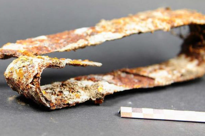 Hiện vẫn chưa có thông tin chắc chắn nào về lý do tại sao thanh kiếm được gấp lại. Cũng có thể nó được dùng làm bùa hộ mệnh để bảo vệ ngôi mộ khỏi con người, hoặc những sinh vật được cho là ma quỷ. Ảnh: @Cơ quan Bảo vệ Di tích Bavaria