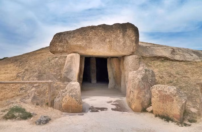 Nó dài khoảng 13 mét và có bố cục bên trong phức tạp với nhiều hầm chứa hài cốt và nhiều đồ tùy táng quý giá. Ảnh: @Đại học Cádiz.