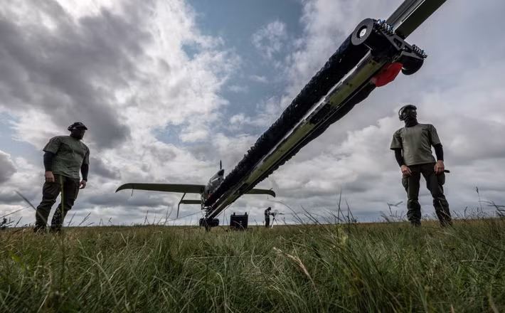 Máy bay không người lái Raybird bản nâng cấp của Ukraine sẽ hỗ trợ nhiều nhiệm vụ khác nhau, bao gồm giám sát tầm xa, trinh sát chiến thuật và thu thập thông tin tình báo điện tử, biến nó thành một phương tiện đa năng cho các hoạt động quân sự hiện đại. Ảnh: @Skyeton.