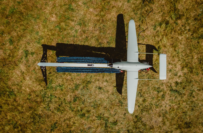 Bằng cách kết hợp gần 20 năm kinh nghiệm về kỹ thuật UAV của Skyeton với công nghệ robot tự động và công nghệ kết hợp cảm biến của Harmattan AI, quan hệ đối tác này nhằm mục đích cung cấp một UAV do châu Âu chế tạo có khả năng tăng cường nhận thức tình huống trên chiến trường và khả năng ra quyết định. Ảnh: @Skyeton.