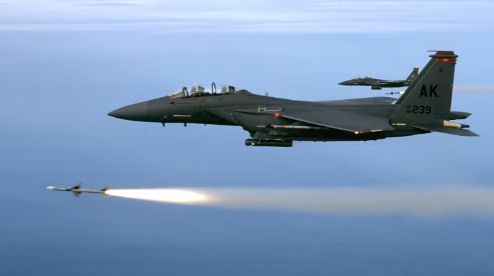 F-15E có thể mang tới 12 tấn vũ khí, bay tốc độ cao và sử dụng hệ thống tác chiến điện tử AN/ALQ-250, nhưng không có khả năng tàng hình, khiến nó dễ bị phát hiện và tấn công hơn.