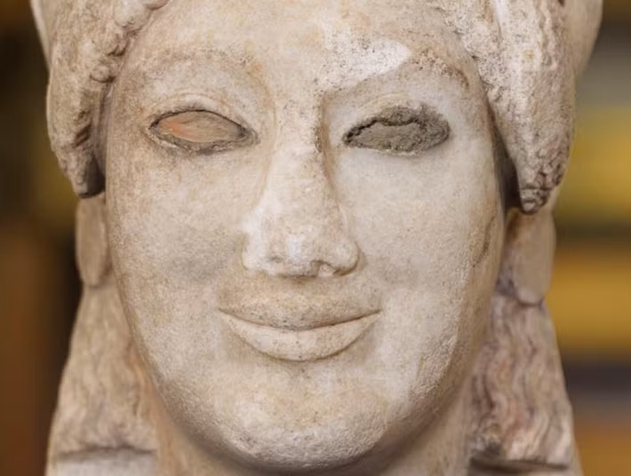 Nét biểu cảm khuôn mặt này truyền tải cảm giác hài hòa, an lành và hạnh phúc. Ảnh: @Viện Khảo Cổ Học Quốc Gia Ý.
