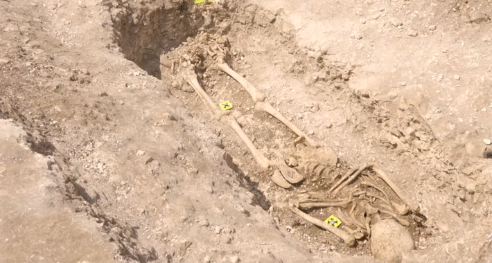 Theo Đại học Bournemouth, tại nơi diễn ra cuộc khai quật, nạn nhân có thể đã bị giết trước mặt nhiều người, trong một hình thức hành quyết mà các chuyên gia gọi là "mang tính sân khấu". Ảnh: @Đại học Bournemouth.