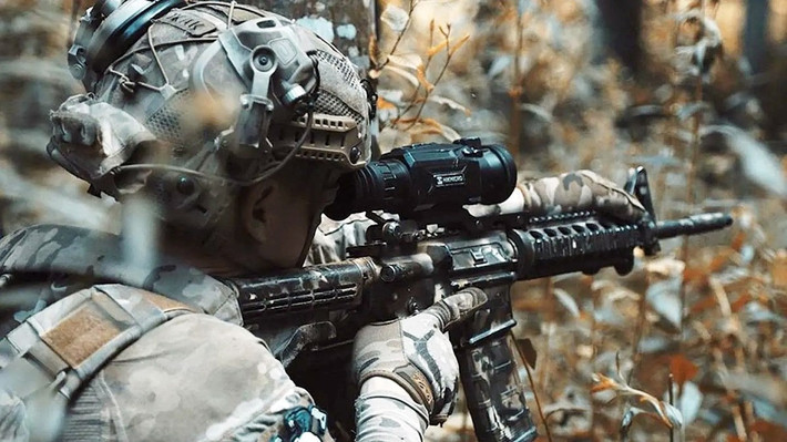 Trong khi đó, ông Putin tuyên bố sẵn sàng ngừng bắn tạm thời “hai đến sáu giờ” để cho phép các nhà báo nước ngoài vào khu vực bao vây quan sát tình hình. Ông nhắc lại vụ bao vây nhà máy thép Azovstal năm 2022, coi đó là “bài học cho giới lãnh đạo Ukraine trong việc quyết định số phận binh sĩ của mình”.