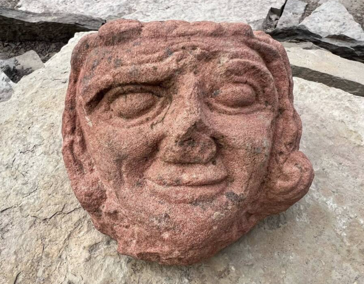 Chiếc đầu đá sa thạch khắc họa khuôn mặt người vô cùng tinh xảo. Ảnh: @Katie Joss.