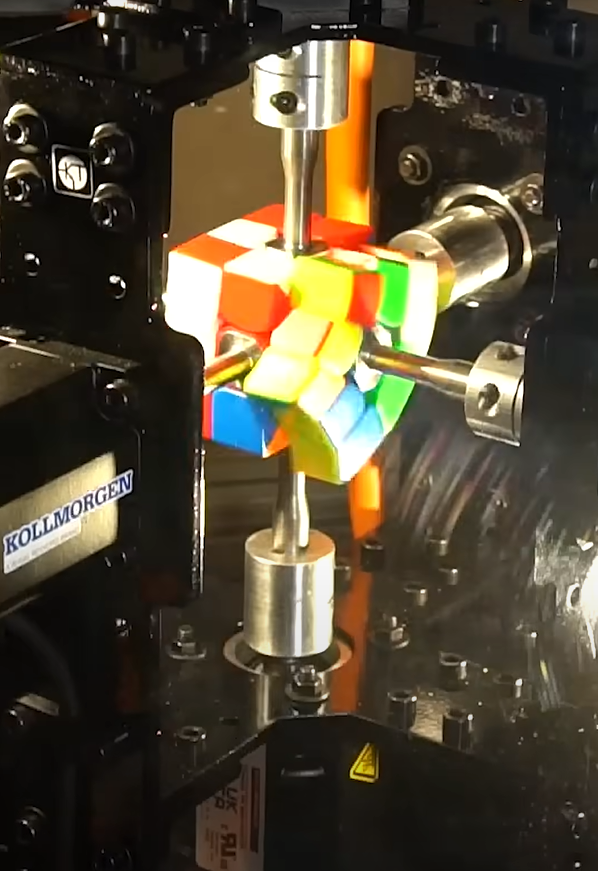 Một nhóm sinh viên Mỹ thuộc trường Đại học Purdue có thể giải khối Rubik nhanh hơn cả tốc độ chớp mắt của bạn theo nghĩa đen, nhưng với sự trợ giúp từ con robot mới nhất của họ. Ảnh: @Đại học Purdue.