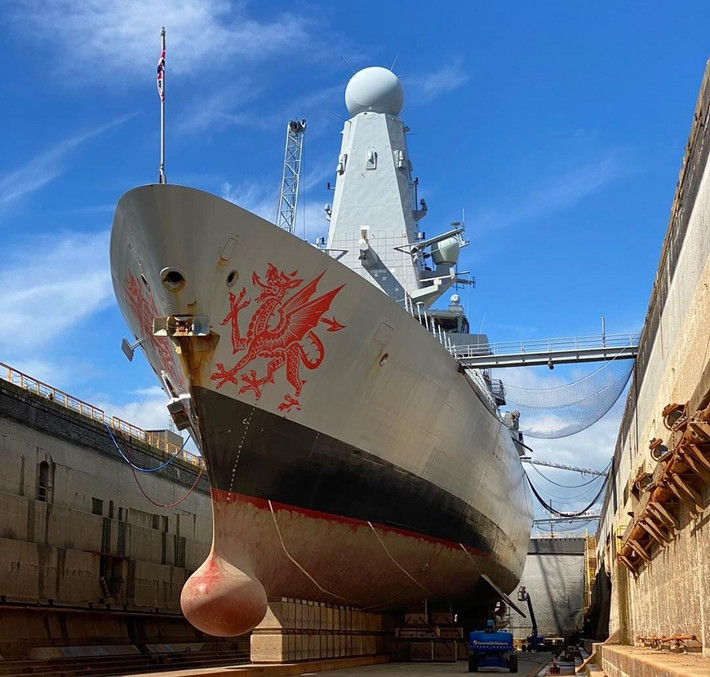 Sự tương phản này khiến Type 45 trở thành “biểu tượng của thất bại công nghiệp quốc phòng Anh”, một sản phẩm vừa đắt đỏ, vừa lỗi thời, vừa khó sửa và quan trọng nhất là không đủ sức răn đe trong môi trường hải chiến hiện đại. Với hơn 3.000 ngày nằm bờ, “niềm tự hào biển cả” của Anh giờ chỉ còn là lời nhắc nhở cay đắng về cái giá phải trả khi công nghệ vượt quá khả năng tài chính và tầm nhìn chiến lược.