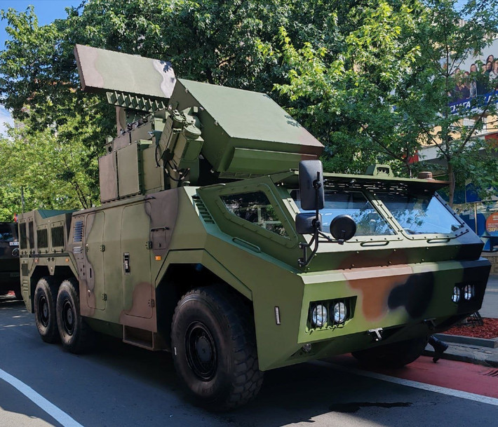 Bên cạnh đó, HQ-17 cũng được trình diễn, loại tên lửa phòng không tầm thấp được thiết kế để đối phó với mục tiêu bay thấp như trực thăng vũ trang hoặc UAV, đóng vai trò bổ trợ cho HQ-22, tạo thành mạng lưới phòng không nhiều tầng.